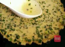 Illustration of how to make shrimp skin and chive burritos 9