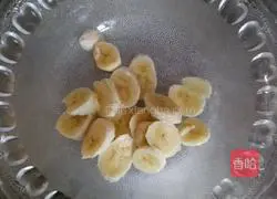 Illustration of how to make banana waffles 1