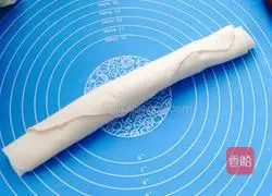 Illustration of how to make hot noodles and scallion pancakes 11