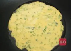 Illustration of how to make coriander egg pancake 4