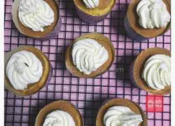 Illustration of how to make cream cupcakes 9