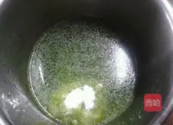 Illustration of how to make crispy spinach pancakes 2
