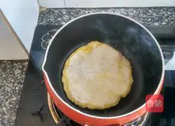 Illustration of how to make egg yolk pancakes 9