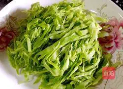 Illustration of Laoganma's fried pancakes 2