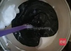 Illustration of how to make bamboo charcoal cake roll 8