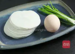 Illustration of how to transform dumpling wrappers into scallion pancakes 1