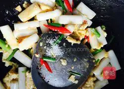 Illustration of how to make fried rice cakes with eggs 15