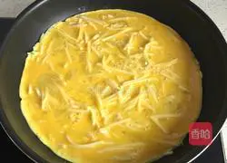 Illustration of how to make shredded potato egg pancakes 6