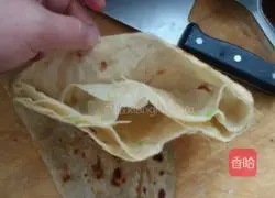 Illustration of how to make butter scallion pancake 13