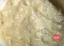 Illustration of how to make banana egg pancake 2