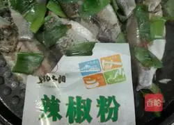 Electric cake Illustration of how to make grilled fish with green onion leaves 5