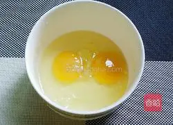 Illustration of how to make wolfberry sesame egg cake 2