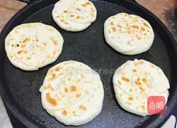 Illustration of how to make scallion pancakes (electric pancake version) 22