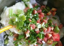 Illustration of how to make vegetable, ham and potato pancakes 3