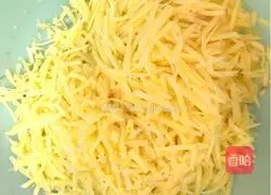 Illustration of how to make crispy potato pancakes 2