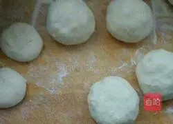 Illustration of how to make radishes pie 4