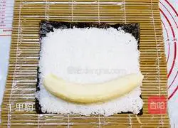 Illustration of how to make banana sushi 4