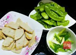 Illustration of how to make fried snow peas with fish cakes 1