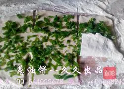 Illustration of how to make scallion pancakes 7