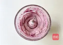 Illustration of how to make purple potato and taro angel food cake rolls 3
