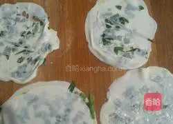 Illustration of how to make onion pancakes 5