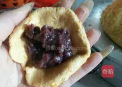 Illustration of how to make pumpkin pie with bean paste filling 3