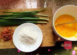 Illustration of how to make leek and shrimp egg pancake 1