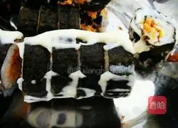 Illustration of how to make meat floss and egg sushi 9