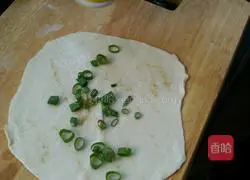 Illustration of how to make scallion oil hand cake 6