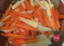 Illustration of how to make carrot and potato pancakes 6