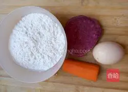 Illustration of how to make carrot, purple sweet potato and glutinous rice flour pancakes 1