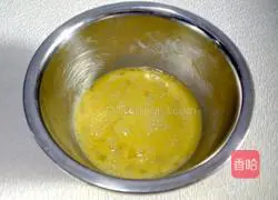 Illustration of how to make Chinese toon egg cake 4