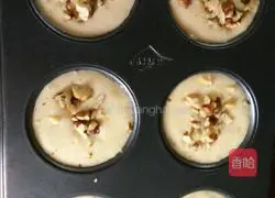 Illustration of how to make banana walnut muffins 5