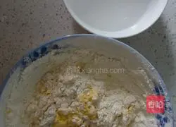 Illustration of how to make golden egg cake 4