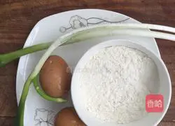 Illustration of how to make green onion and egg pancakes 1