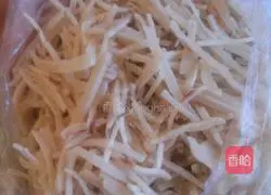 Illustration of how to make garlic and three-color fried cakes 2