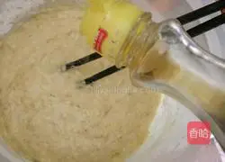 Illustration of how to make banana egg pancake 4