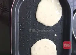 Illustration of how to make banana milk egg pancake 5