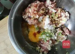 Illustration of how to make vegetable and ham pancakes 3