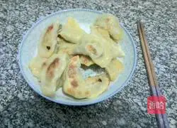 Illustration of how to make fried dumplings (electric pancake version) 6