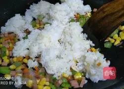 Illustration of how to make sushi fried rice rolls 3