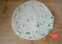 Illustration of how to make green onion hand cakes 10