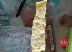 Illustration of how to make salted duck egg and cucumber sushi 1