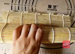 Illustration of how to make fruit and vegetable duck egg sushi rolls 8