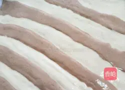 Illustration of how to make two-color cocoa cake roll 16