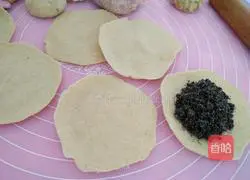Illustration of how to make brown sugar and black sesame seed cakes 6