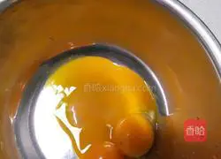 Illustration of how to melt egg yolk into beans 2