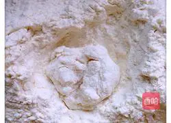 Illustration of how to make pork-filled scallion pancakes 2