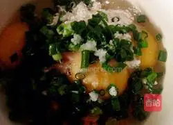 Illustration of how to make salmon pancakes 2