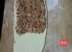 Illustration of how to make onion and pork pie 7